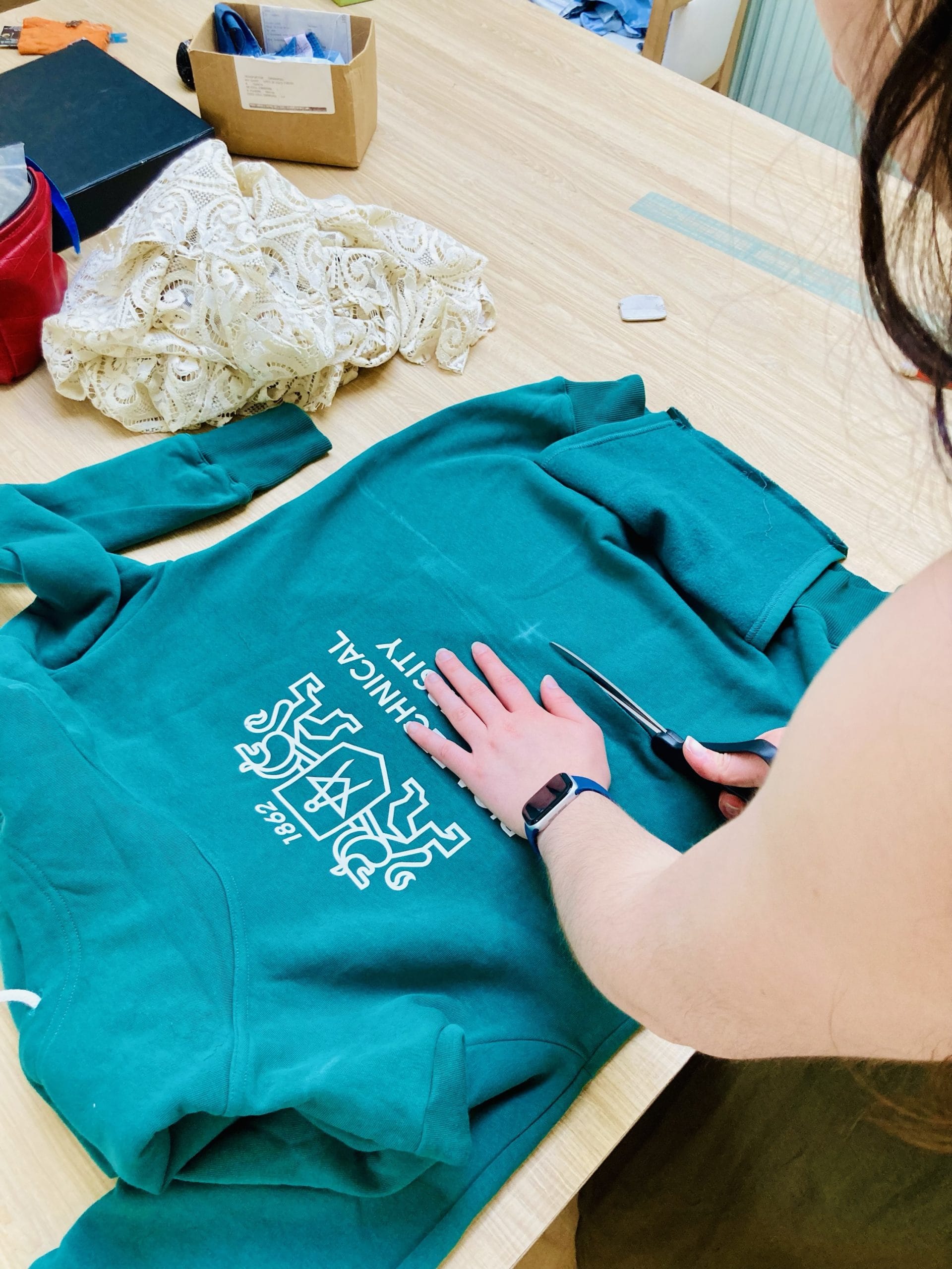 UPCYCLING - transformation de vêtement – Image 2